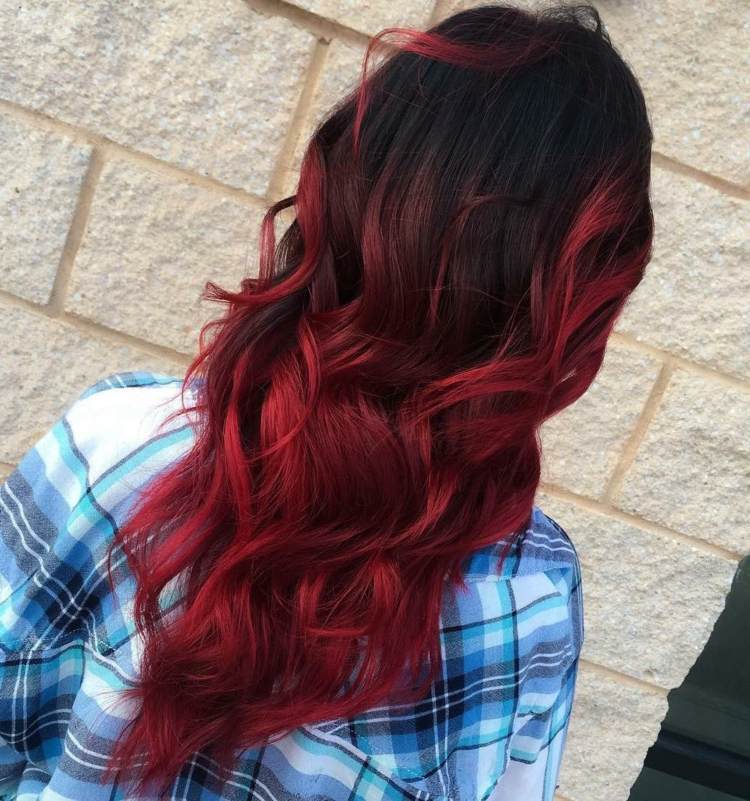 Čierne vlasy s lesklými červenými končekmi ombre-vlasy-balayage-čierna-červená-nápad-dámy
