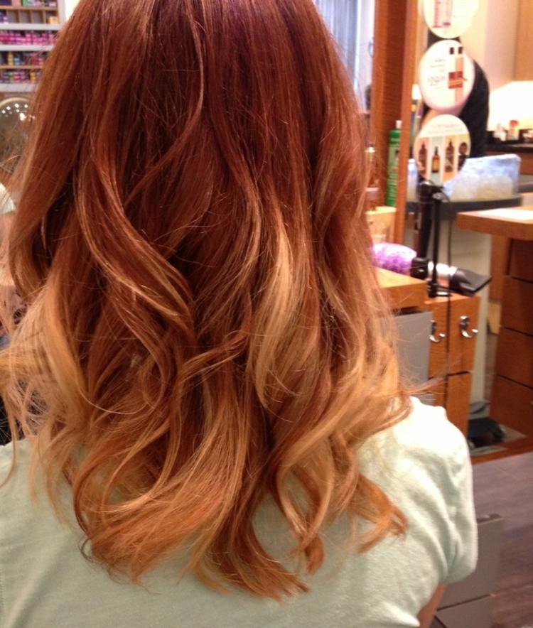 Medená červená a blond ombre pre tipy ombre vlasy medený-blond-stredne dlhý vlnený vzhľad