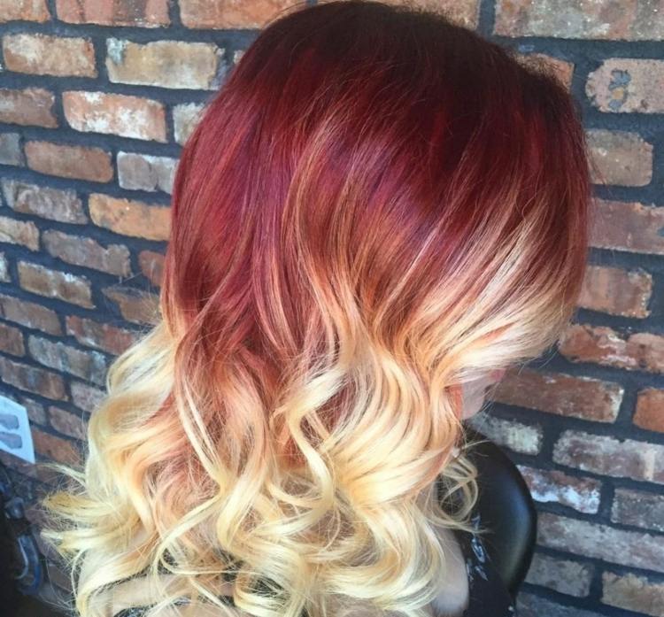 Červená pre vlasy s ružovým podtónom ombre-vlasy-červeno-blond-kučeravé-účes-piesčitá blond