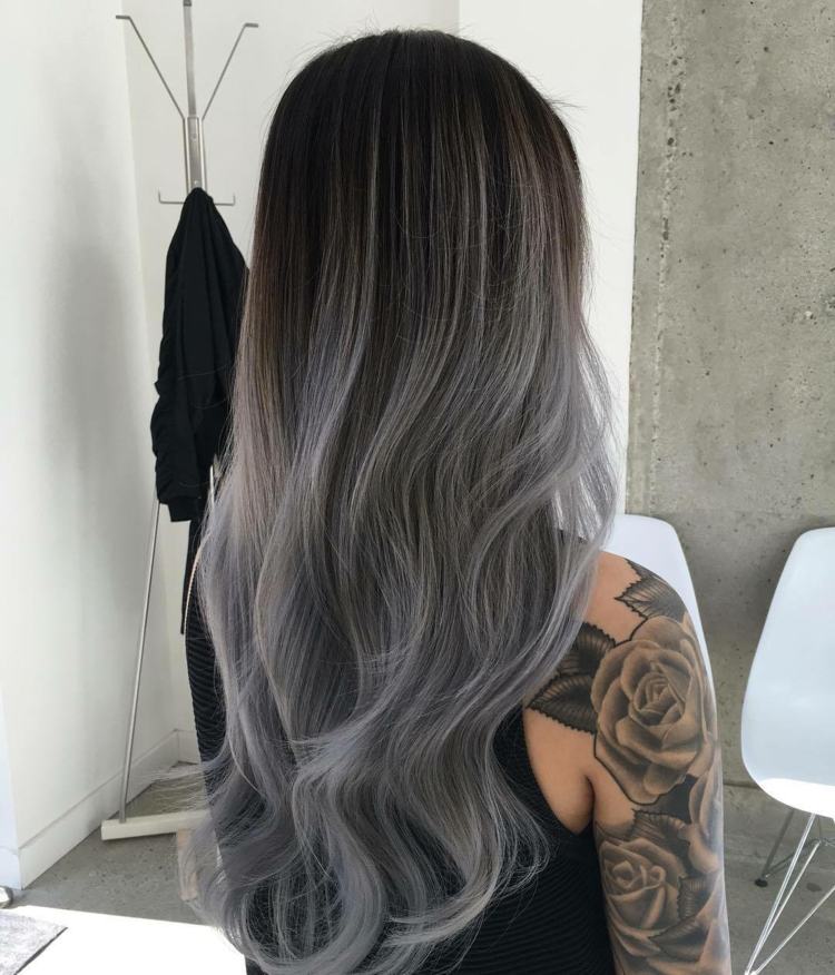 Ombre nápad v elegantnej šedej ombre-vlasy-moderné-sivé-vlasy-farba-bruneta