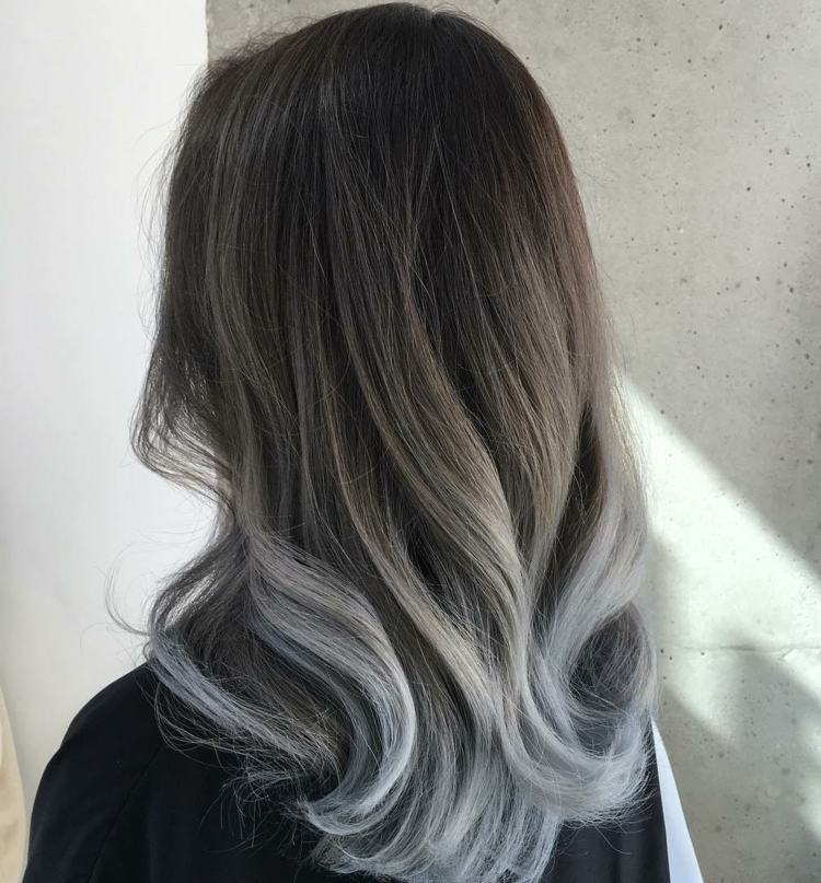 Popol blond a sivý ombre trendy ombre-vlasy-brunetka-sivá-čipka-originálny vzhľad