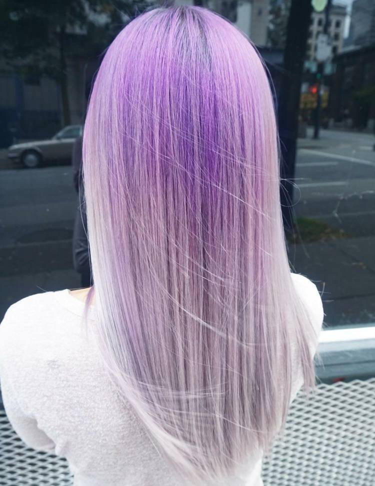 Rovné vlasy s ombre fialovej a šedej ombre-vlasy-farebné-pastelové-purpurovo-šedé-tipy