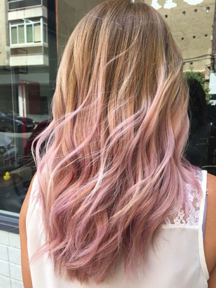 Pokiaľ ide o ombre, pastelová ružová je veľmi populárna ombre-vlasy-tmavé blond-ružové-pastelové-tón-stredne dlhé