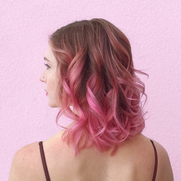 Tmavé blond vlasy v kombinácii s ružovými končekmi ombre-vlasy-ružové-tmavé-blond-kučery-extravagantné-styling