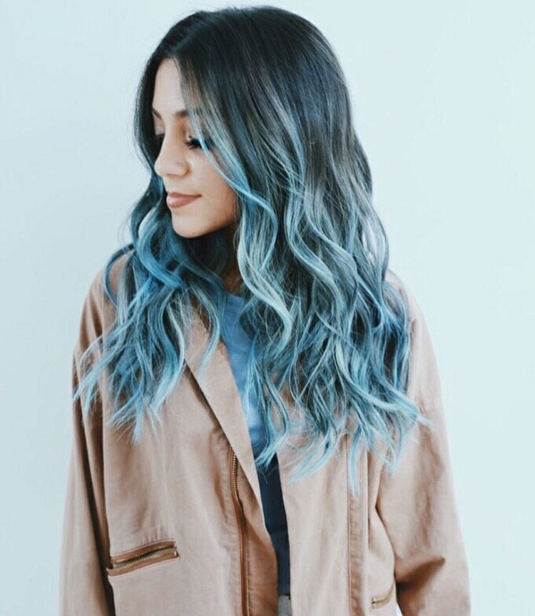 Nápad na ombre so svetlo modrou ombre-vlasy-čierna-modrá-pastelové farby-moderné-trendy-vlasy
