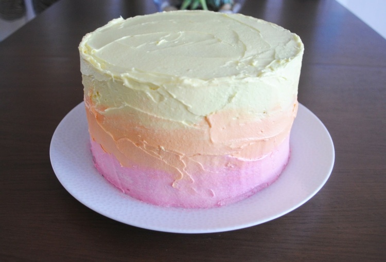 Koláče robte z farebného maslového krému vyrobeného z masla a práškového cukru