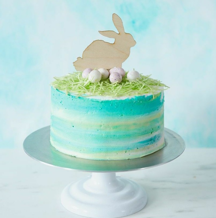 Použite dreveného zajačika ako ozdobu koláča na ombre tortu na Veľkú noc
