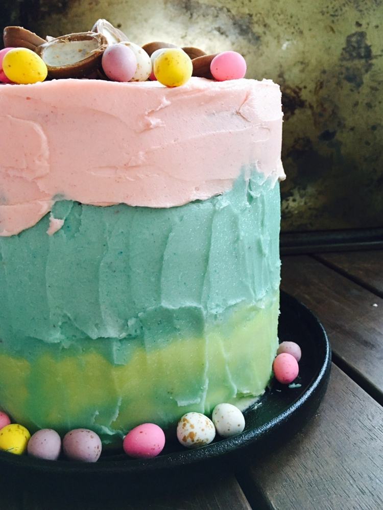 pekný nápad na veľkonočný koláč v kontrastných farbách