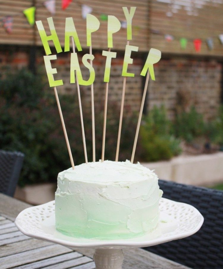 jednoduchý veľkonočný koláč v zelenej a bielej farbe s ozdobou koláča