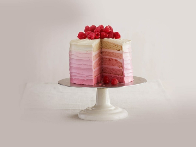 Ozdobte torty ovocím na Veľkú noc - nápad ružovou farbou s malinami