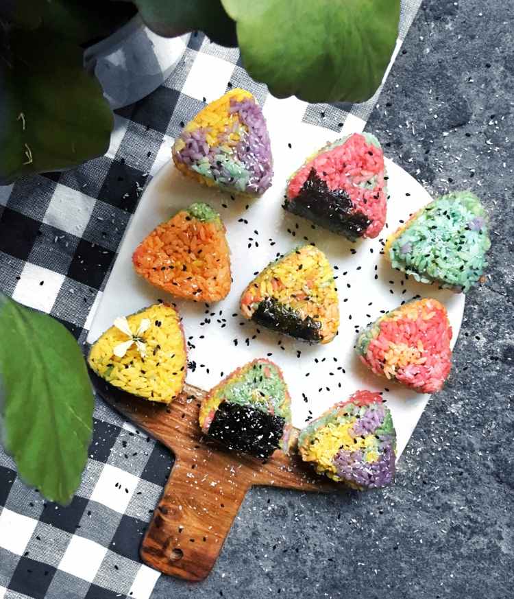 trojuholníkové tvary onigiri sezamový návod