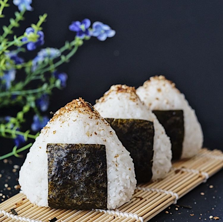 tuniak onigiri majonéza smotanový syr nori list