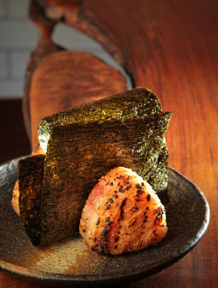 Yaki onigiri vyprážaný list riasy nori