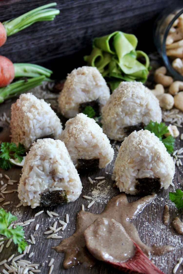 vegánsky onigiri trojuholník sushi ryža kešu