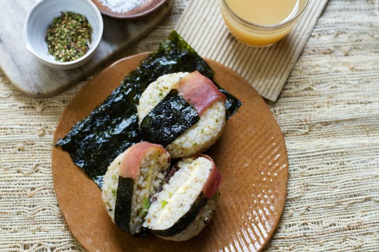 recept onigiri plniaci lososové bylinky