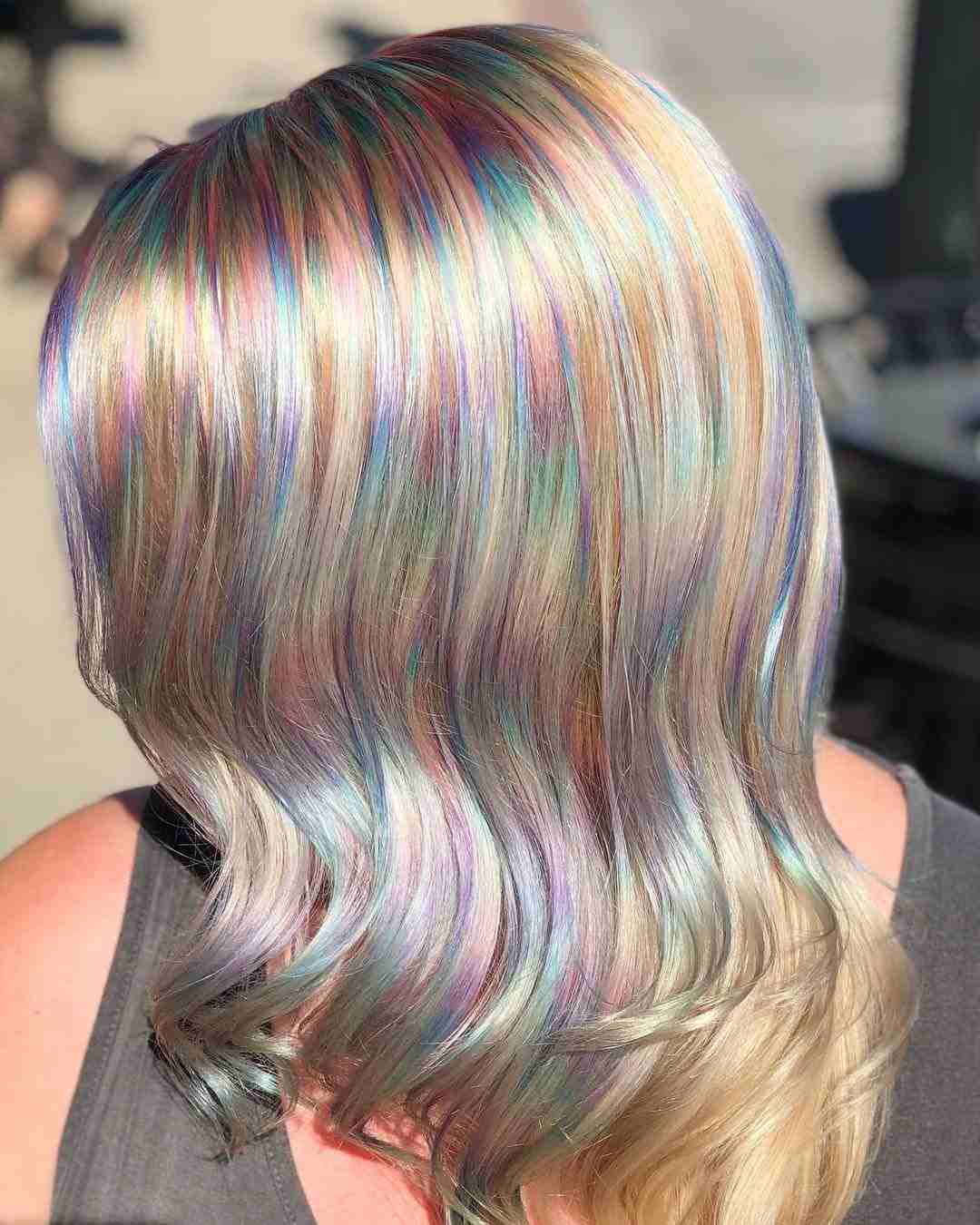 Opálové vlasy zvýrazňujú letné vlasové trendy platinové blond vlasy