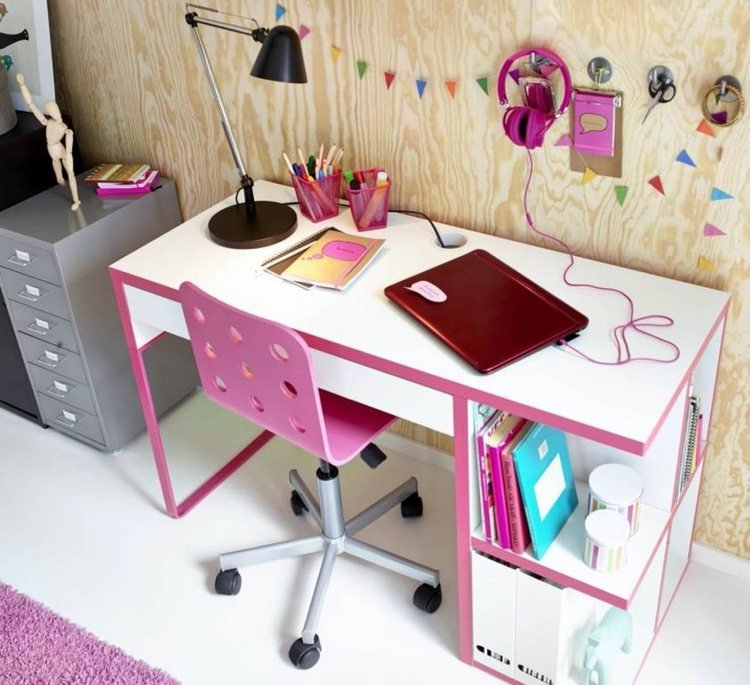 Študijné miesto v detskej izbe pre dievčatá