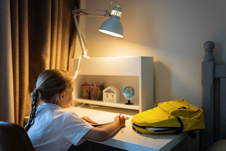 osvetlenie stola pre deti pre lepšie učenie
