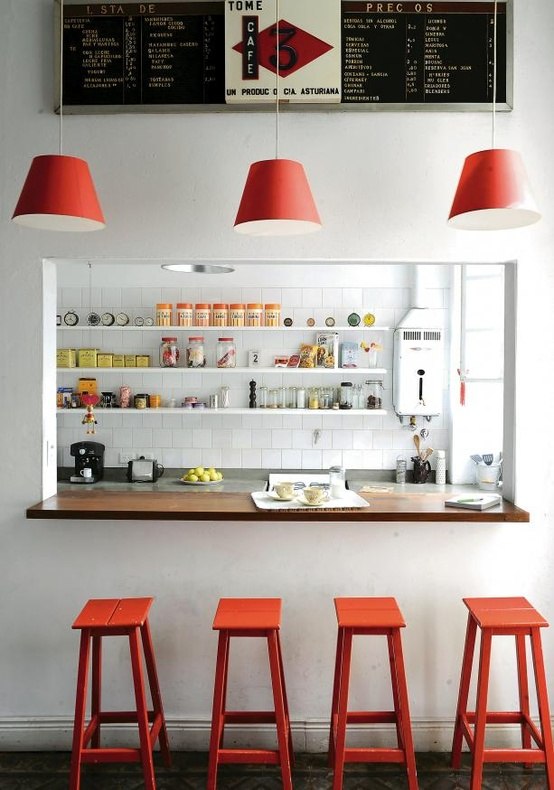 Oranžová kuchynská stolička s oranžovými závesnými svetlami Oranžová-kuchynská stolička-oranžová-závesné svetlá