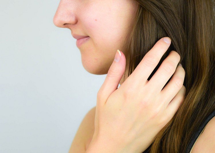 Starajte sa o vlasy a nechty vodou z pomarančových kvetov