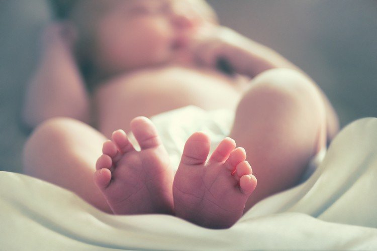 Pomôžte dieťaťu zaspať s vodou z pomarančových kvetov