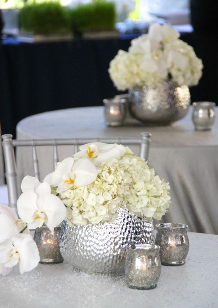 orchidea-dekorácia stola-váza-svietnik-striebro-kov-lesklé-elegantné-stoličky-stoly-kamienky