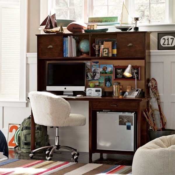 detská izba chlapec počítačový stôl drevo