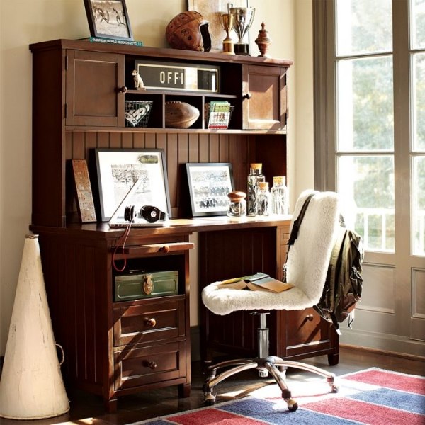 Detská izba zariadená chlapčenský pracovný kút z tmavého dreva