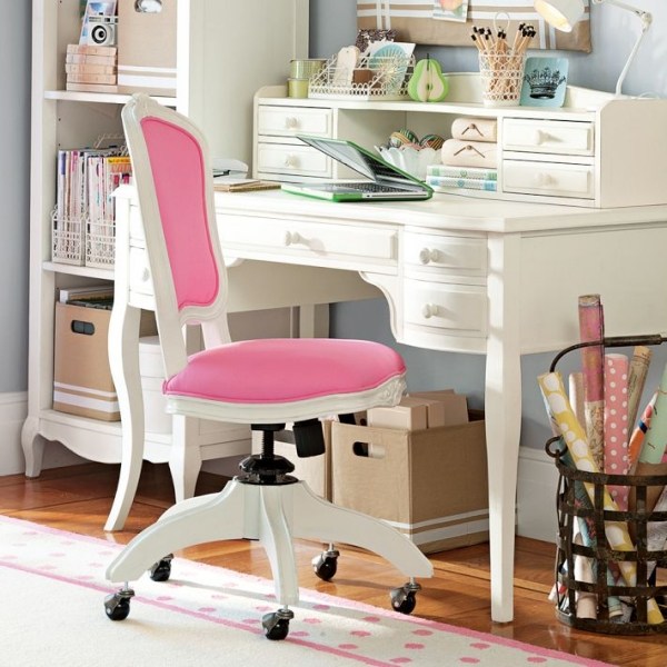 dospievajúca izba dievča biele ružové zásuvky