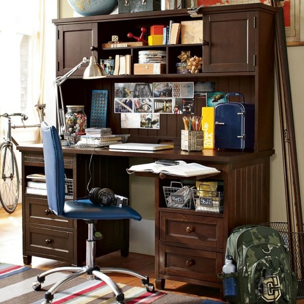 pracovný stôl pre mládež, tmavé drevo, organizačný systém, pracovný priestor, chlapec