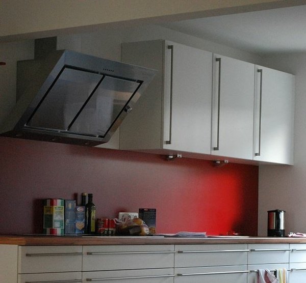 Kuchynské biele praktické nástenné skrinky červená zadná stena praktické nástenné skrinky červená zadná stena spodná skrinka