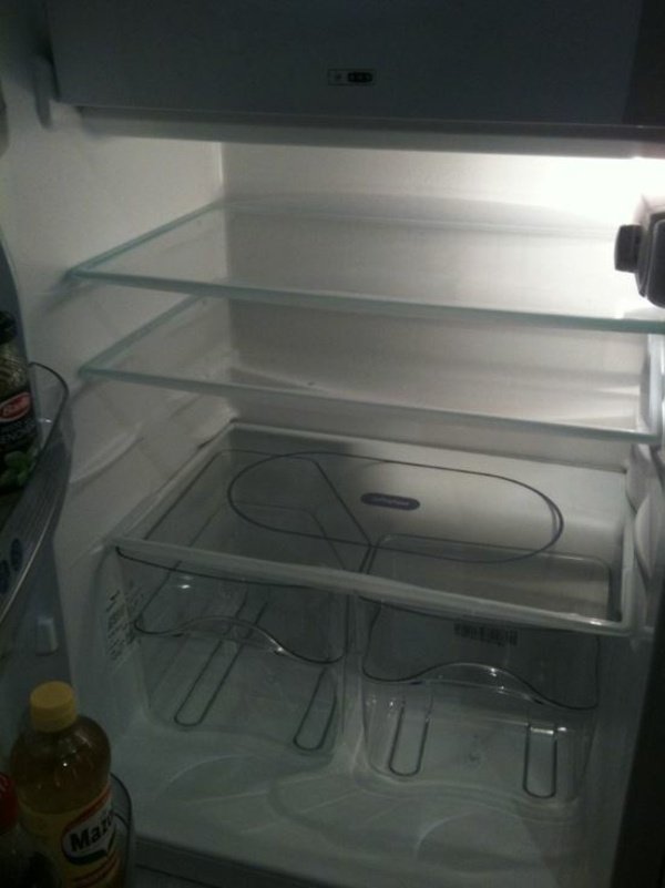 Chladnička pravidelne čistí prázdne police upratané Pravidelne čistite prázdne police, aby ste mali vo veciach poriadok