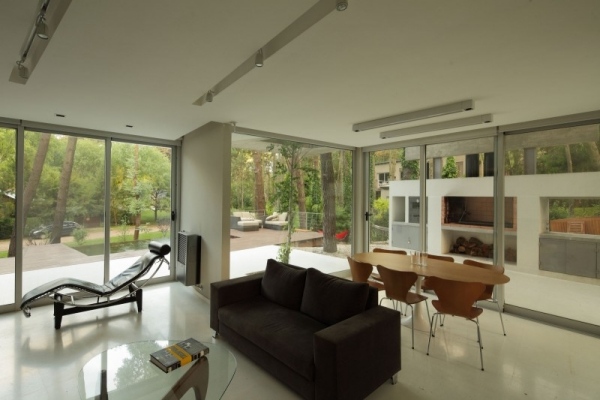 moderné relaxačné kreslo v interiéri kreslo od podlahy až k stropu moderné rekreačné sídlo Forest Relax kreslo okná od podlahy až k stropu