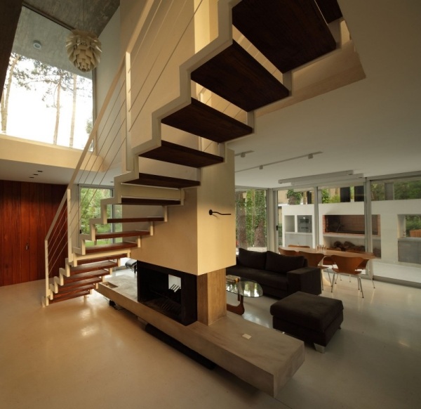 Chata v lesnom schodisku krb dvojpodlažné stropy Chata lesné schodisko komín vysoké stropy