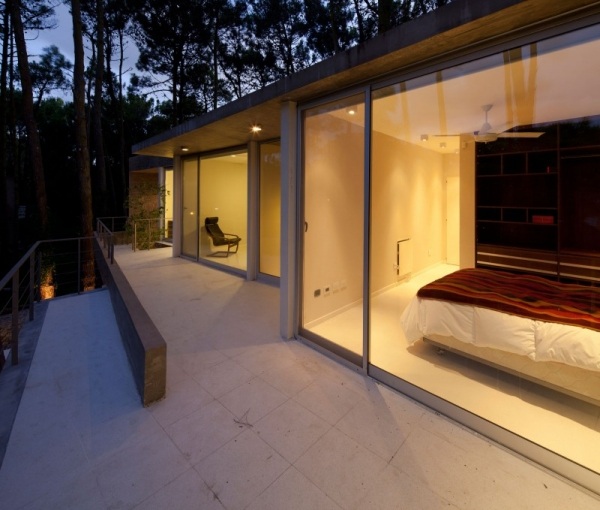 Chata na lesnej terase druhé poschodie až po okná Prázdninový dom s lesnou terasou, okná od podlahy až k stropu na druhom poschodí