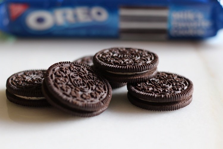oreo-koláč-urobte si-recept-sušienky-kakaovo-čierne
