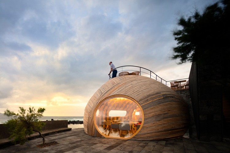 organická architektúra-okrúhle-veľké-okno-pohľad-dovnútra