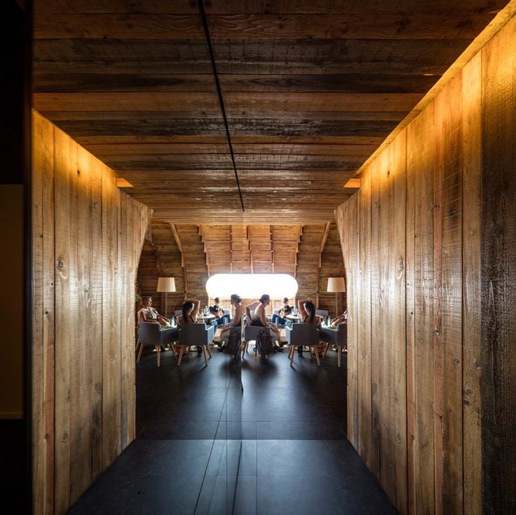 organická architektúra-interiér-drevo-stena-strop-nepriame osvetlenie
