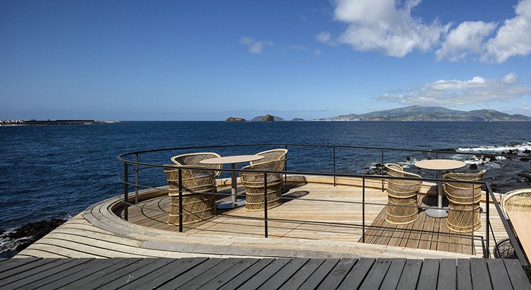 organická architektúra-strecha-terasa-stoly-stoličky