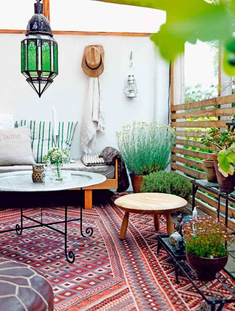 Nápady na dekoráciu orientálneho balkóna Marocký koberec terasa bývanie trendy drevený stôl