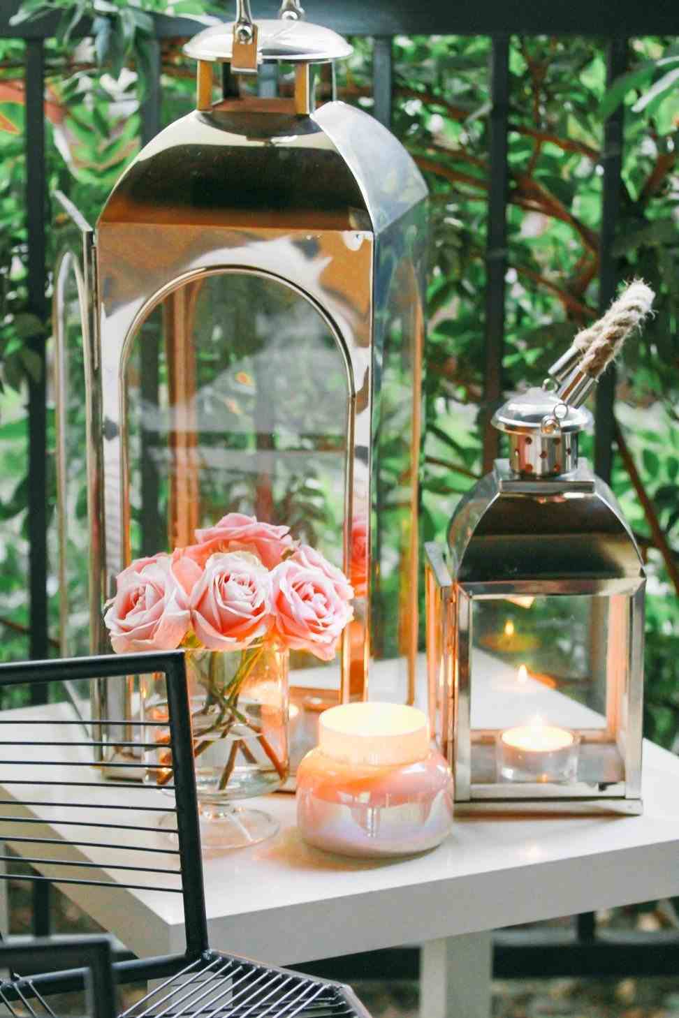 Orientálne balkónové doplnky zdobiace nápady lampáše zriaďujú terasu