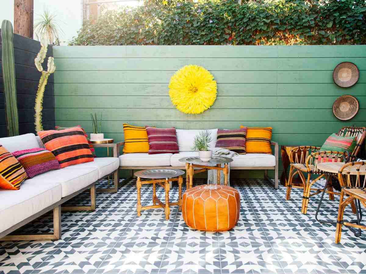 Orientálny balkónový záhradný nábytok drevený stôl dekorácie nápady boho