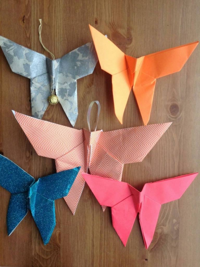 dekorácia v škôlke papier motýle pestré farby origami nápad