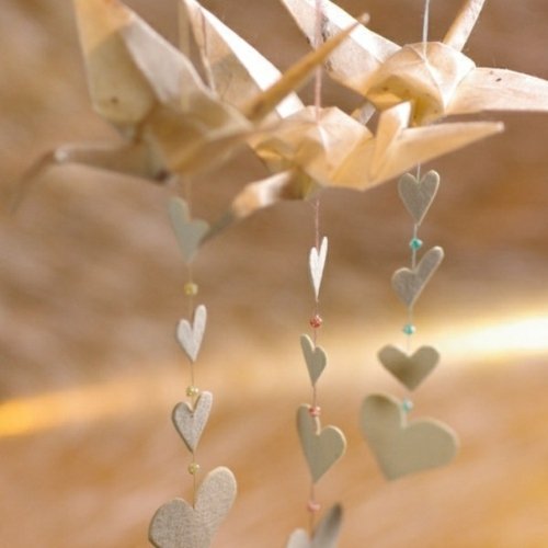 Origami vtáky skladajú myšlienkové srdcia