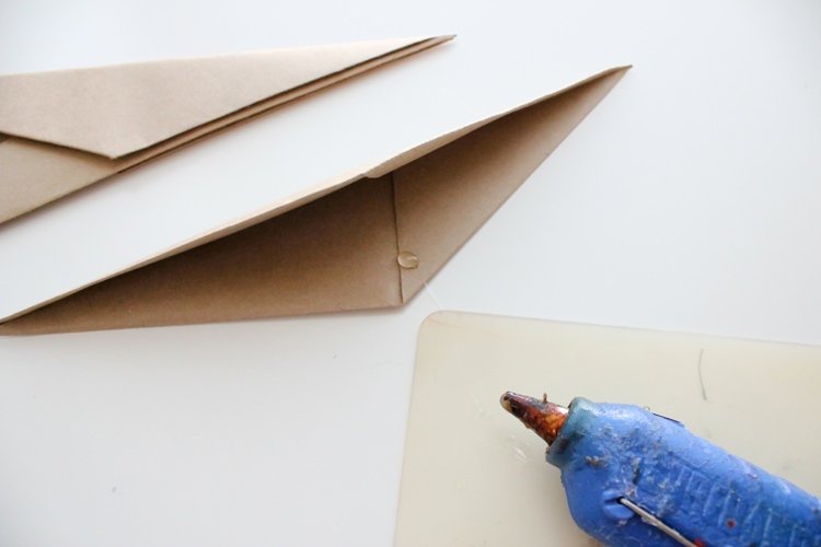 je potrebný pevný papier, horúce lepidlo a trpezlivosť Origami na Vianoce -star-skladanie-návod-kutilstvo-horúce-lepidlo-fix-nápady