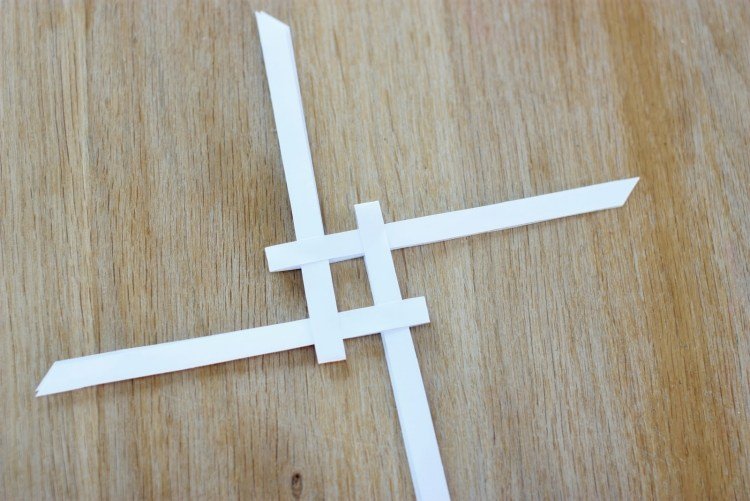 tkajte pásy, zamknite a vytvorte štvorec origami-vianočné-hviezdy-skladacie-pokyny-froebelstern-štyri-pruhy-biely papier