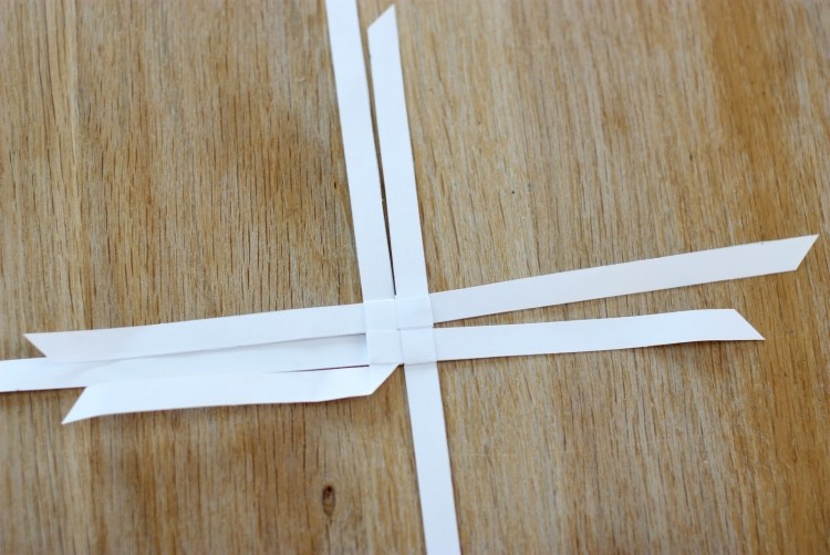 zabaľte pásik o 90 stupňov a zložte ho do špicatého tvaru origami-vianočné-hviezdičky-skladacie-pokyny-froebelstern-biely-papier-skladacie-kutilstvo