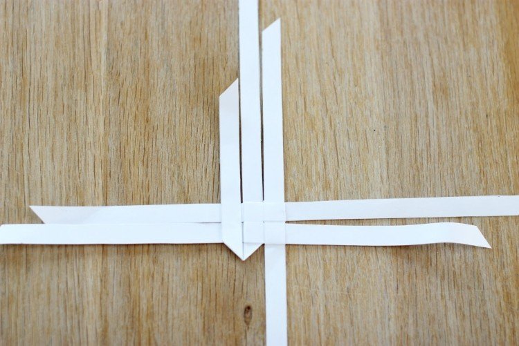 zložte ten istý pásik doprava a hore origami-vianočné-hviezdy-skladacie-pokyny-froebelstern-skladacie-biele-papierové pruhy