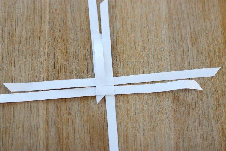 presne stiahnite a zložte pásik origami-vianočné-hviezdy-skladacie-pokyny-froebelstern-skladacie-biele-papierové pruhy