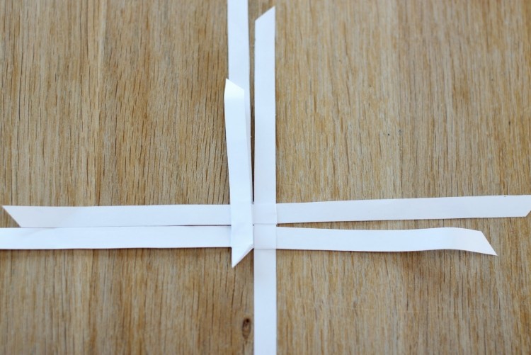 Zložte všetky prúžky ako prvý a pokrčte ich hrotom origami-vianočné-hviezdičky-skladacie-pokyny-froebelstern-kreatívne-záhyby-biely papier